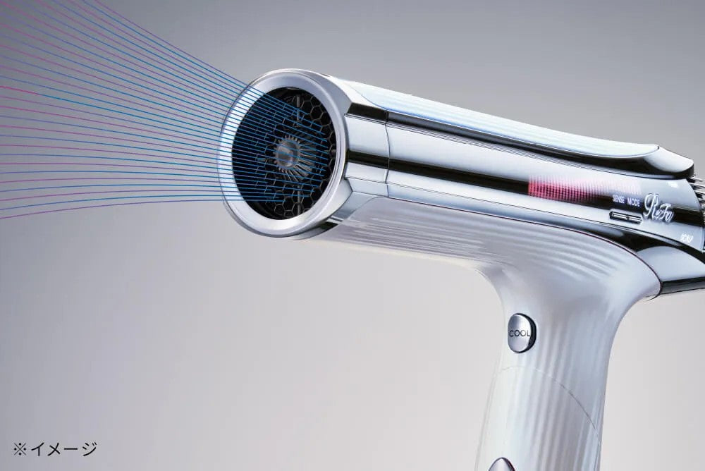 温冷を自動でコントロールし、
頭皮や毛先を熱ダメージから守る。
髪を熱ダメージから守り抜くReFaの「センシングプログラム」。頭皮と毛先、それぞれに最適な温度は違うから、頭皮はアンダー50℃、毛先はアンダー60℃を目指してベストなタイミングで温風と冷風を自動切り換え。
サロンでしか体験できない、プロの技を可能にします。